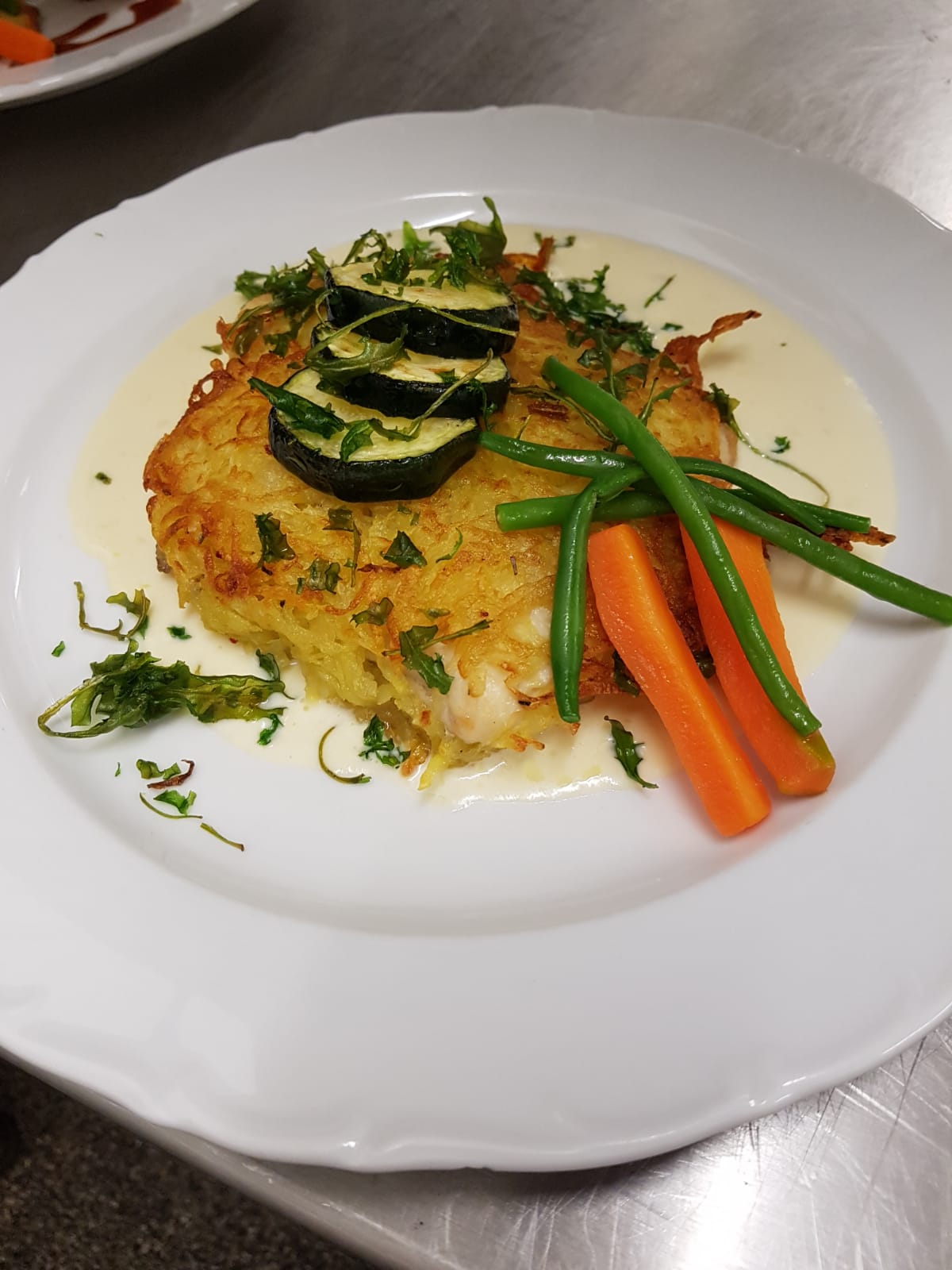 Forellenfilet im Röstimantel an weißer Martinisauce & gebrateren Zucchini